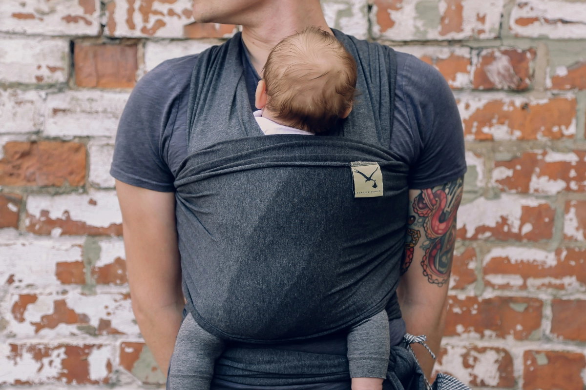 Carole Scheeck-Lorentz, sage-femme, homme qui porte son bébé avec un noeud de portage
