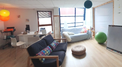 Carole Scheeck-Lorentz, sage-femme, photographie d'ensemble du cabinet, coin bureau, coin canapé