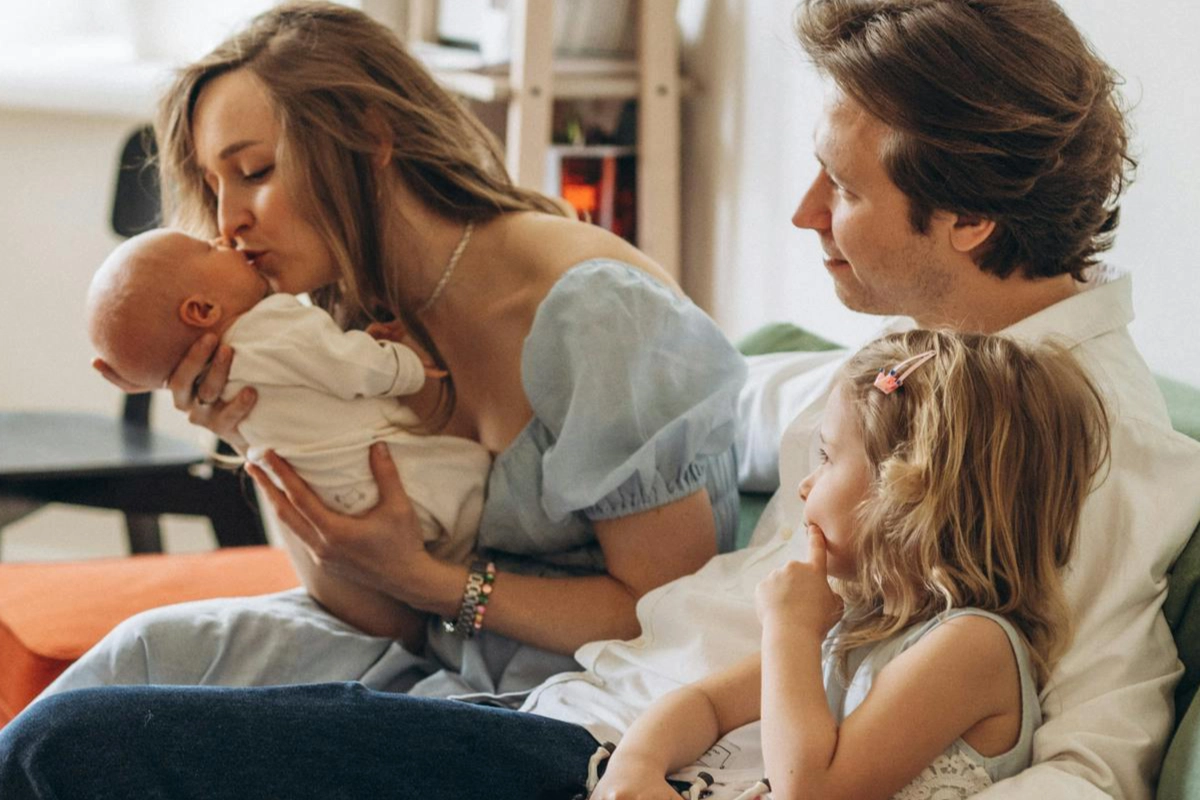 Carole Scheeck-Lorentz, sage-femme, famille qui entoure un nouveau-né, avec douceur et sérénité